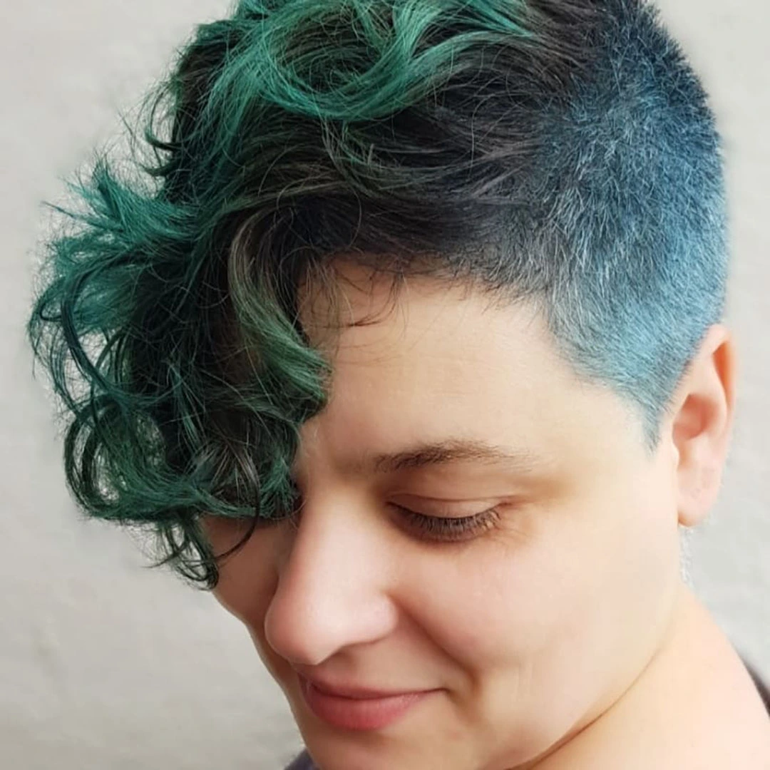 Clienta feliz en Care Beauty Place Peluquería y Centro de estética en Sant Gervasi. Ofrecemos servicios de peluquería y estética en Barcelona, cerca de Gràcia.