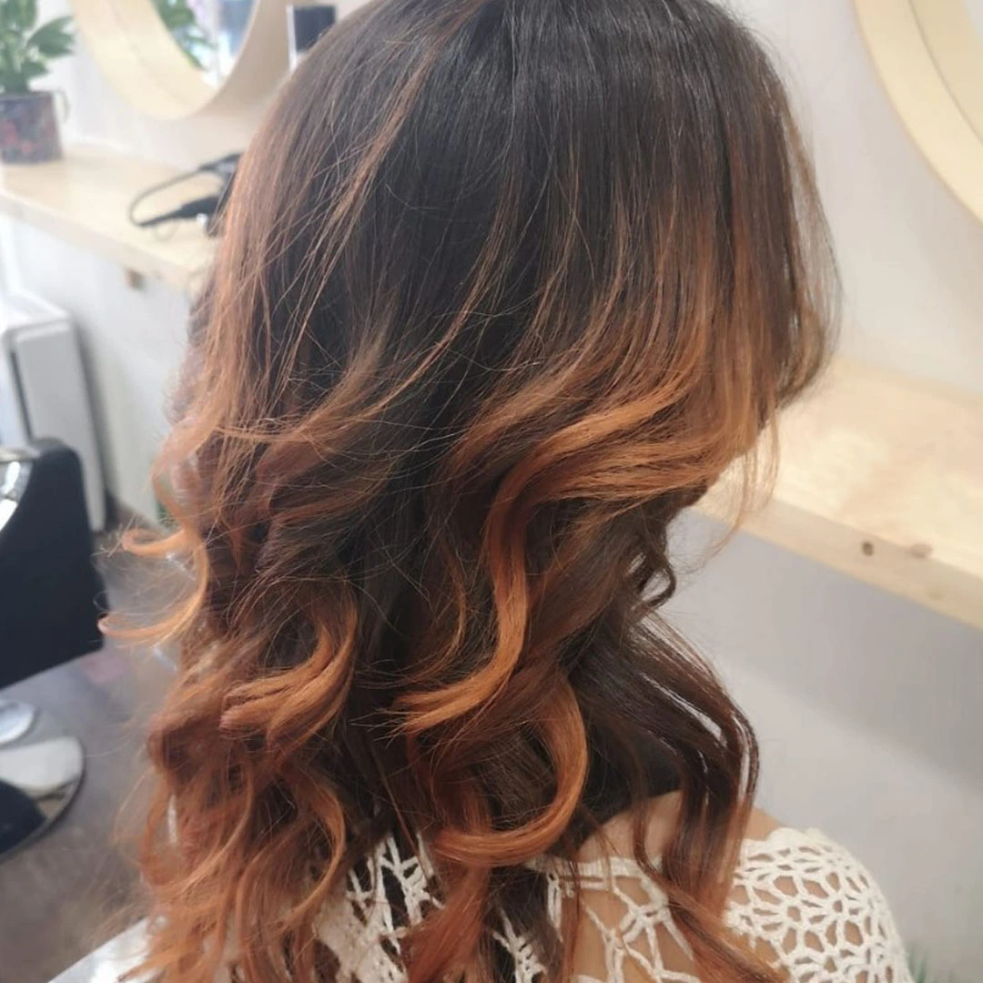 Clienta feliz en Care Beauty Place Peluquería y Centro de estética en Sant Gervasi - Pide tu cita ahora